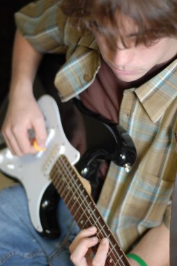 oynarken ya da gitar pratik on dört yaşındaki genci