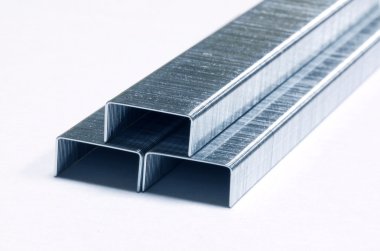 Beyaz bir arka plan üzerinde zımba yığını