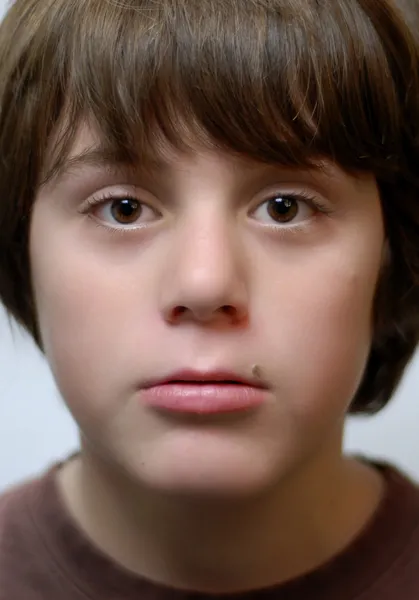 Niño de doce años con grandes ojos marrones —  Fotos de Stock