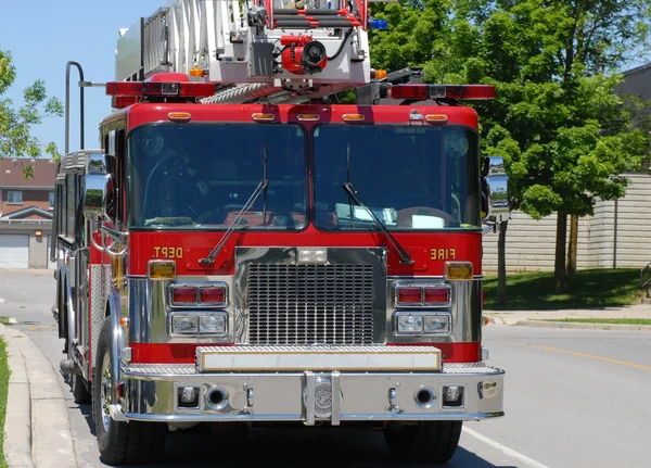 Camión de bomberos escalera en el lado de una calle de la ciudad —  Fotos de Stock