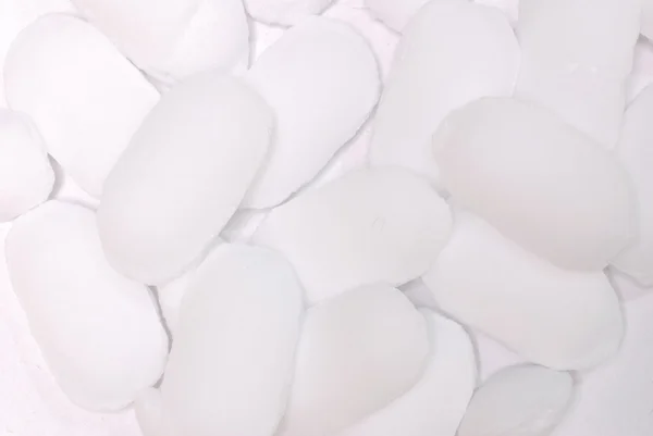 Halom vízlágyító só pellet fehér háttér — Stock Fotó