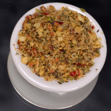 kurutulmuş siyah arka plan üzerine beyaz dispenser baharat karışık sebze