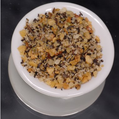 siyah zemin üzerine beyaz dispenser biftek baharat