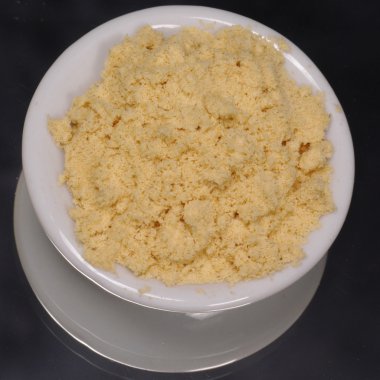 siyah zemin üzerine beyaz dispenser yere hardal