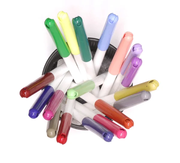 Marcadores de colores en taza sobre fondo blanco — Foto de Stock