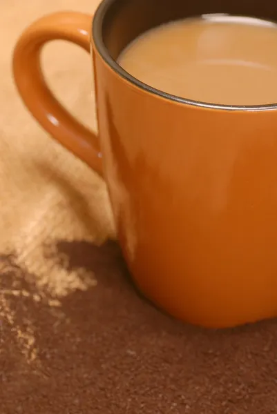 Φλιτζάνι καφέ με κόκκους καφέ γύρω από την κούπα — Φωτογραφία Αρχείου