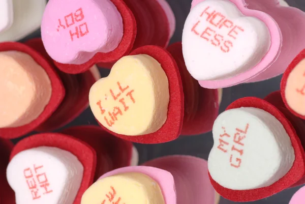 Caramelos de corazón con dichos adecuados para el tema romántico — Foto de Stock