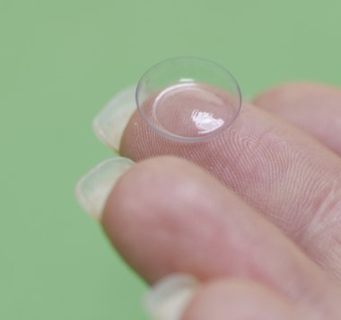 parmak ucunda Kontakt lens