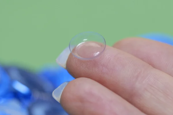 Contact lens op het puntje van een vinger — Stockfoto
