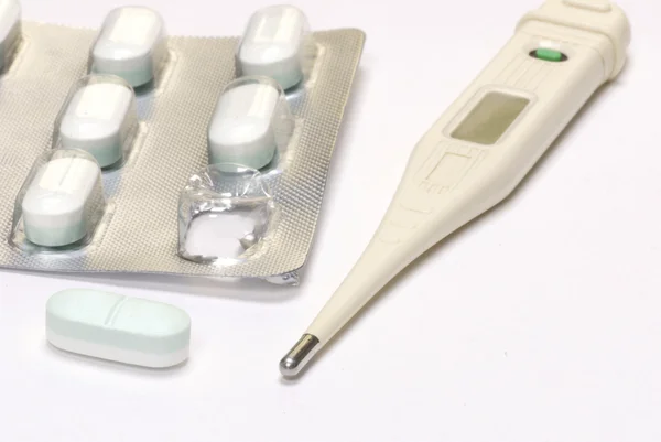 Thermometer und Pillen-Blisterpackung bereit, um dieses Fieber loszuwerden — Stockfoto
