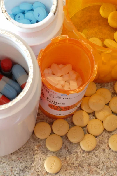 Detalhes de várias pílulas diferentes e garrafas de medicação — Fotografia de Stock