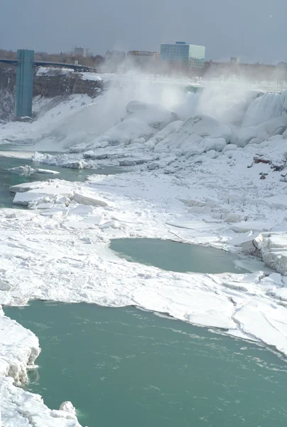 Niagaran putoukset ottaen huomioon American Falls talvella — kuvapankkivalokuva