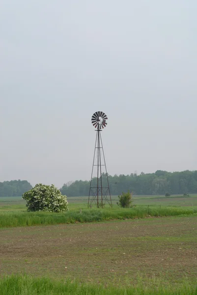 Old ranch windmill used in rural ontario — Stock Photo, Image