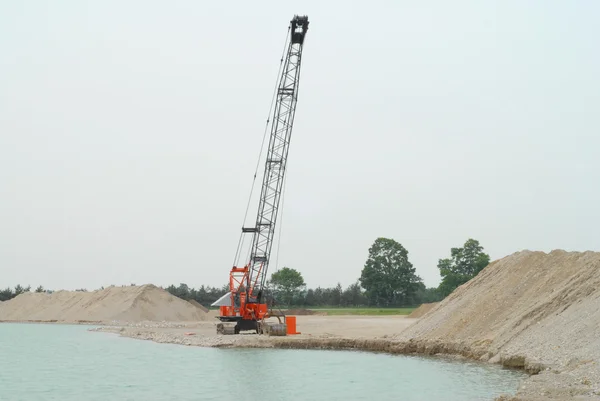 Dragline used to pull gravel out of underwater quarry — Stock Photo, Image