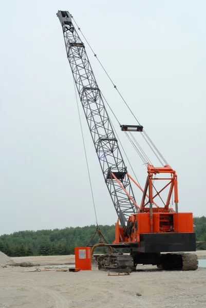 Dragline used to retrieve gravel at underwater gravel pit — Stock Photo, Image