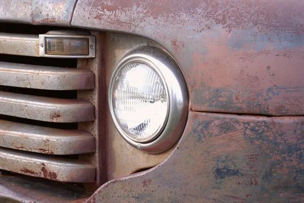 Detalles de cerca en una camioneta vintage oxidada — Foto de Stock