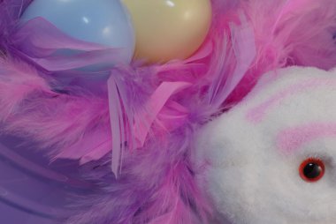 renkli Paskalya yumurtaları ile şirin Paskalya tavşanı