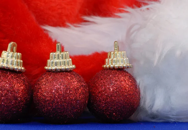 Detalles sobre el sombrero de santa y adornos rojos de Navidad — Foto de Stock