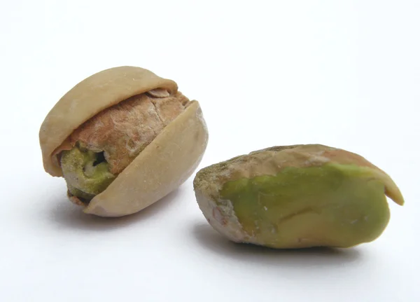 Una cáscara y una nuez de pistacho sin cáscara — Foto de Stock