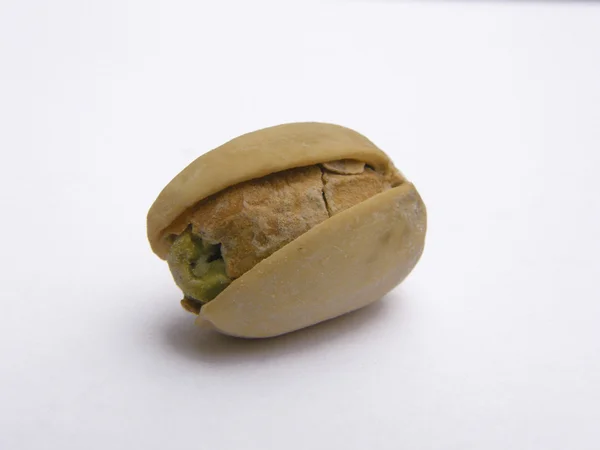 Una tuerca de pistacho sin cáscara sobre fondo blanco — Foto de Stock