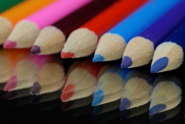 birkaç renkli crayon yansımasıyla birlikte kalem