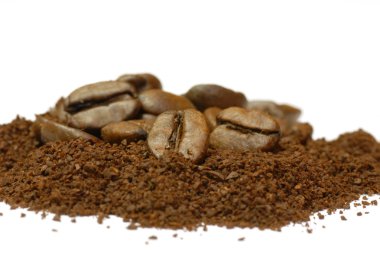 Bütün bean dan taze çekilmiş kahve çekirdekleri