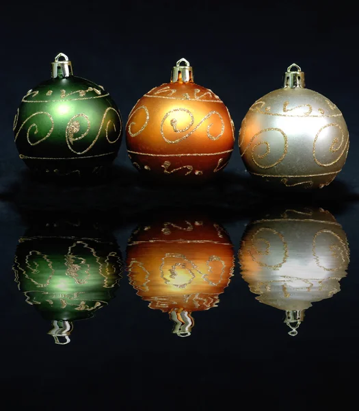 美しい反射を持つ 3 つのクリスマスの装飾 — ストック写真