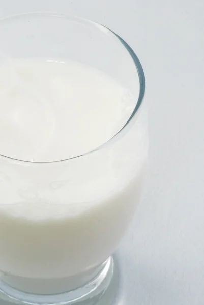 Vaso de leche sobre fondo blanco — Foto de Stock