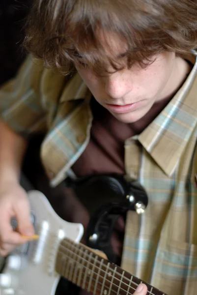 Fourteen year old boy playing electric guitar — Stock Photo, Image