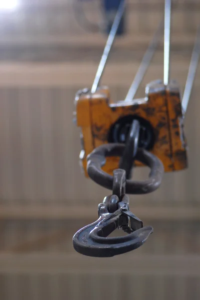 Crochet de grue aérienne dans l'usine de fabrication — Photo