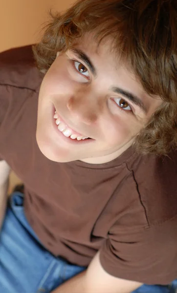 Aantrekkelijke tiener jongen met bruine ogen en grote glimlach — Stockfoto