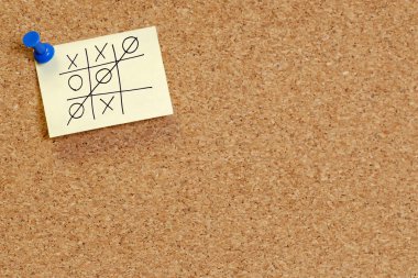 corkboard notu üzerinde tic tac toe oyunu