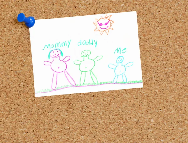 Cork bord met familie tekening childs geplakt omhoog — Stockfoto