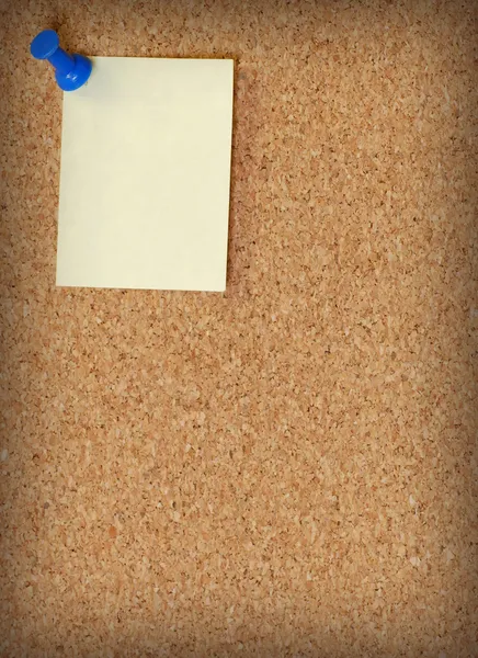 Cork bord met notitie bij met duim-tack — Stockfoto