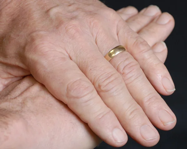 Dettagli della mano di anziano uomo sposato su sfondo nero — Foto Stock