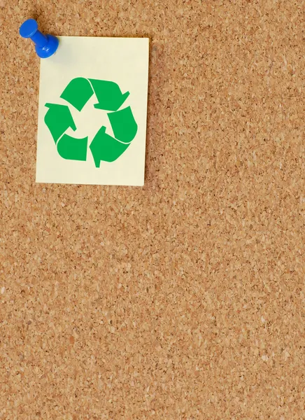 Corkboard with recycle symbol on thumb tacked not — Stock Photo, Image