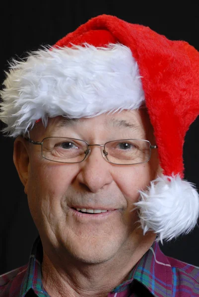 Noel Baba şapkası mutlu gülümseyen kıdemli adamı — Stok fotoğraf