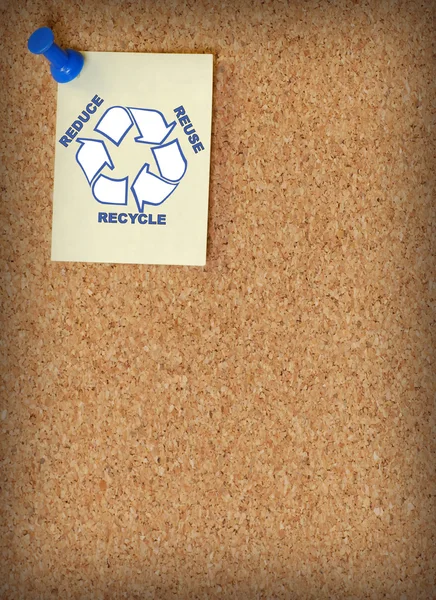 Μειώσει την επαναχρησιμοποίηση ανακύκλωσης σε σημείωση που στερεώνεται σε corkboard - δωμάτιο για copyspace — Φωτογραφία Αρχείου