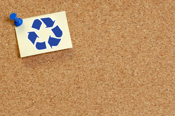Corkboard with recycle symbol on thumb tacked note — Stock Photo, Image