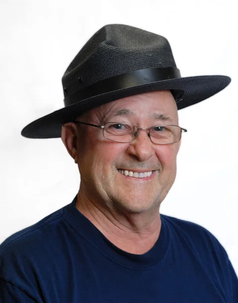 Homem sênior vestindo chapéu preto de aba grande — Fotografia de Stock