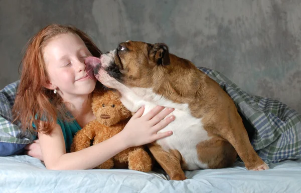 Flicka och hennes hund — Stockfoto