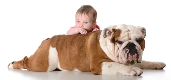 Bebê com buldogue — Fotografia de Stock