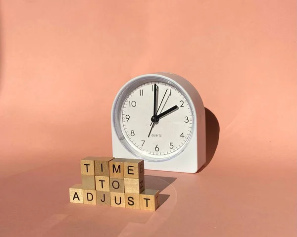 Tiempo Para Ajustar Ajustar Cambiar Hora Reloj Blanco Concepto Gestión —  Fotos de Stock