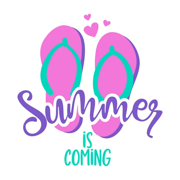 夏が来ています ピンクのフリップフロップビーチシューズ素敵な夏の見積もり かわいい手描きスリッパ 広告のための楽しい幸せなドア Tシャツ — ストックベクタ