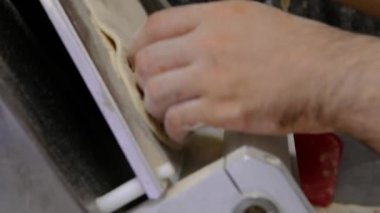 Pita, erkek elleri hamur hazırlıyor Pita yapıyor