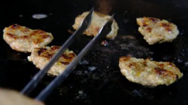 Hamburger, ızgara köfte ve hareket kamerası.
