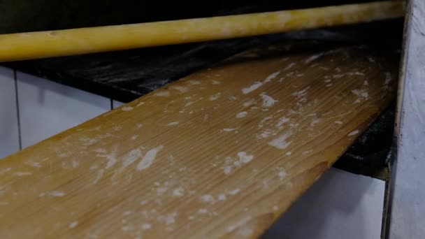 Lahmacun, forró lahmacunok jönnek ki a sütőből mozgó kamera — Stock videók
