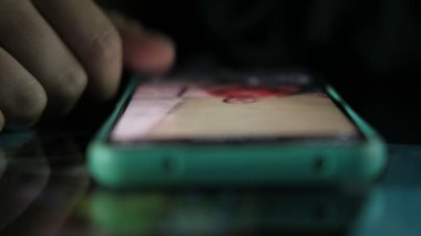 Telefon, yakın plan parmaklar sosyal medya telefonuna bakan adam