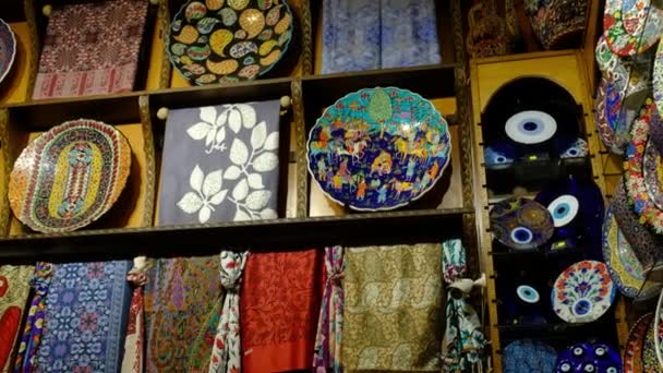 Gran Bazar Estambul, Recuerdos con motivos culturales turcos — Vídeo de stock