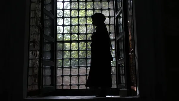 Muslimische Silhouette, muslimische Frau Silhouettengebet in Moschee — Stockfoto